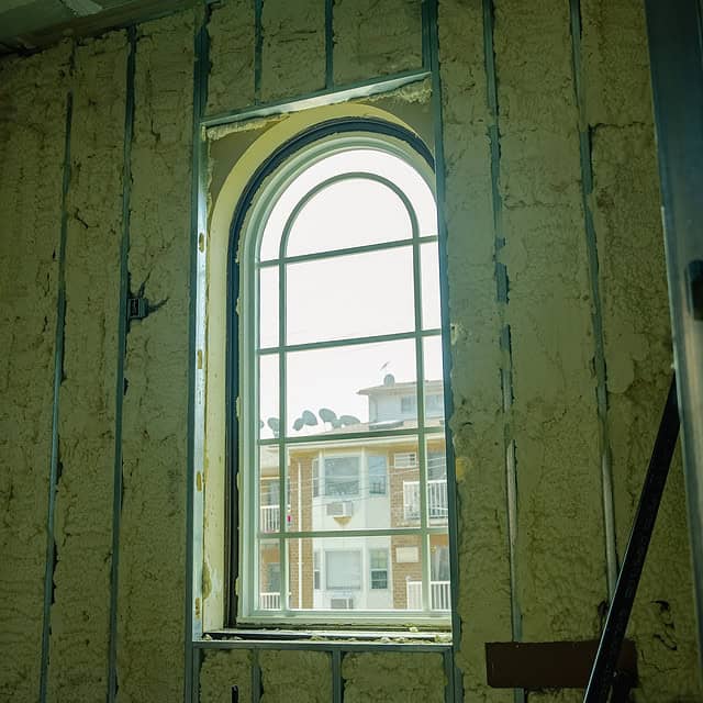 An arched top aluminum window